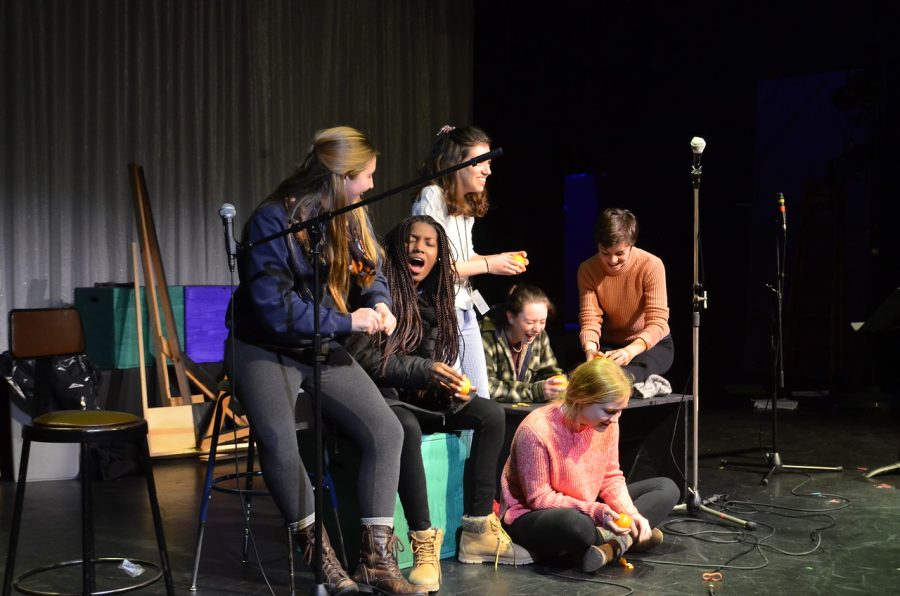 “Your Daily Dose of Vitamin C” performing at Coffeehouse; 
from the left: Agne ’18, Nix ’19, Ergueta ’18, Knudsen ’19, Wakeley ’17, Gooderham ’17.