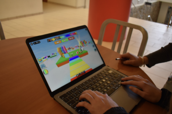 Students Gaming
